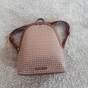 Tommy Hilfiger Brown Logo Pattern Bagpack. New Cadena con